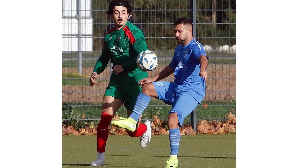 Emir Arik (links, hier im Duell mit Ginsheims Mehmet Yildiz) ist einer der Stürmer von Dersim Rüsselsheim, mit denen es Viktoria Griesheim im nächsten Spiel der Gruppenliga zu tun bekommt.	Foto: Andre Dziemballa