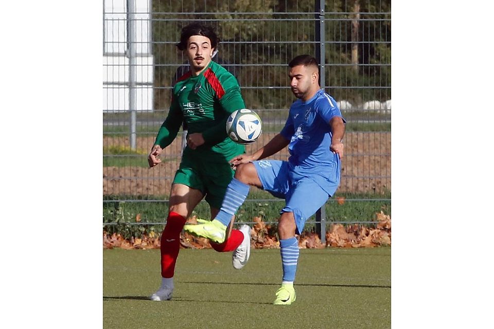 Emir Arik (links, hier im Duell mit Ginsheims Mehmet Yildiz) ist einer der Stürmer von Dersim Rüsselsheim, mit denen es Viktoria Griesheim im nächsten Spiel der Gruppenliga zu tun bekommt.	Foto: Andre Dziemballa