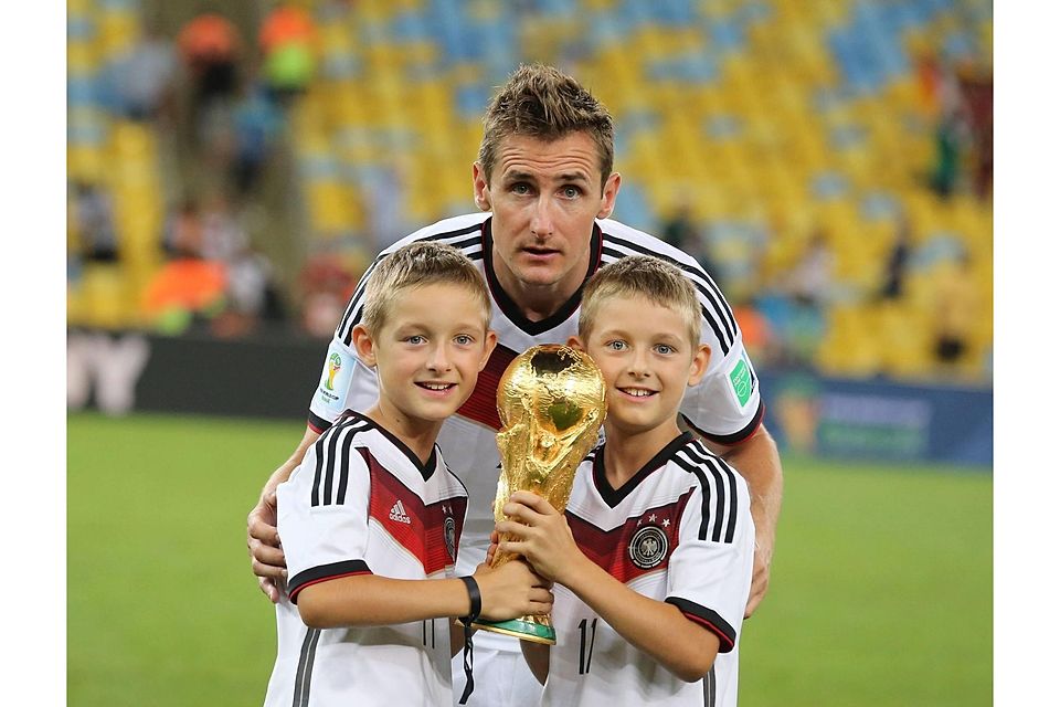 Weltmeisterliche Familie: WM-Rekordschütze Miroslav Klose 2014 mit seinen Zwillingen Noah und Luan. Weltmeisterliche Familie: WM-Rekordschütze Miroslav Klose 2014 mit seinen Zwillingen Noah und Luan.