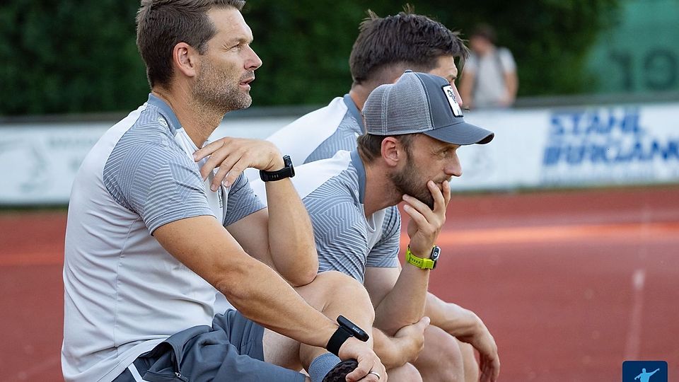 Konnten mit dem Auftritt ihrer Mannschaft am Dienstag in Osterhofen gegen Hankofen freilich nicht zufrieden sein: Hauzenbergs Trainertandem Dominik Schwarz (li.) und Alex Geiger (vorne).