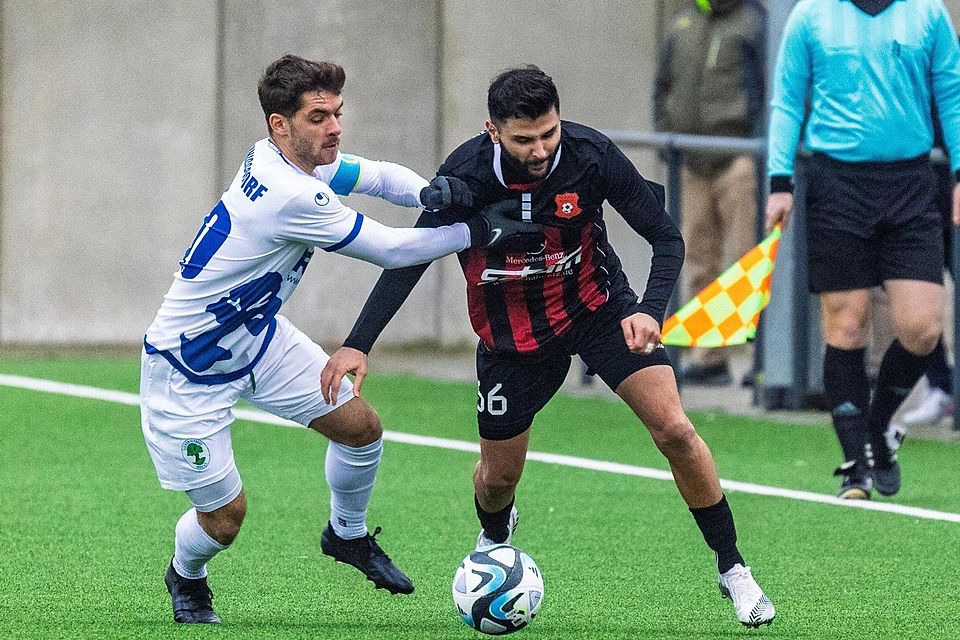 Niklas Koppitz (links), hier im Pokalspiel gegen Weiden, war mit drei Toren der entscheidende Mann auf dem Platz beim Königsdorfer 5:1 gegen Schafhausen.