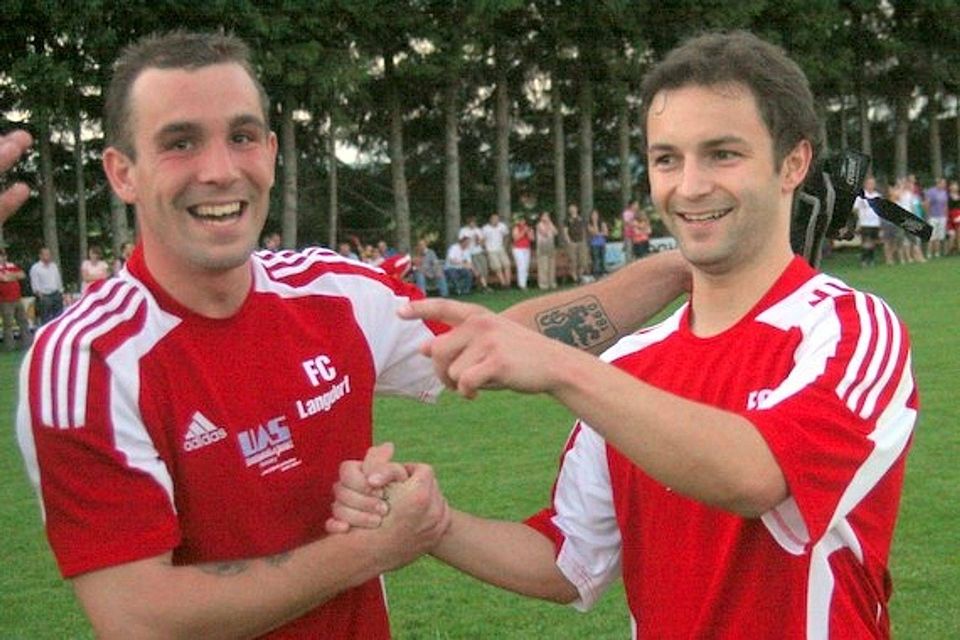 Patrick Heinzl (l.) kehrt zum FC Langdorf zurück  Foto:Wagner