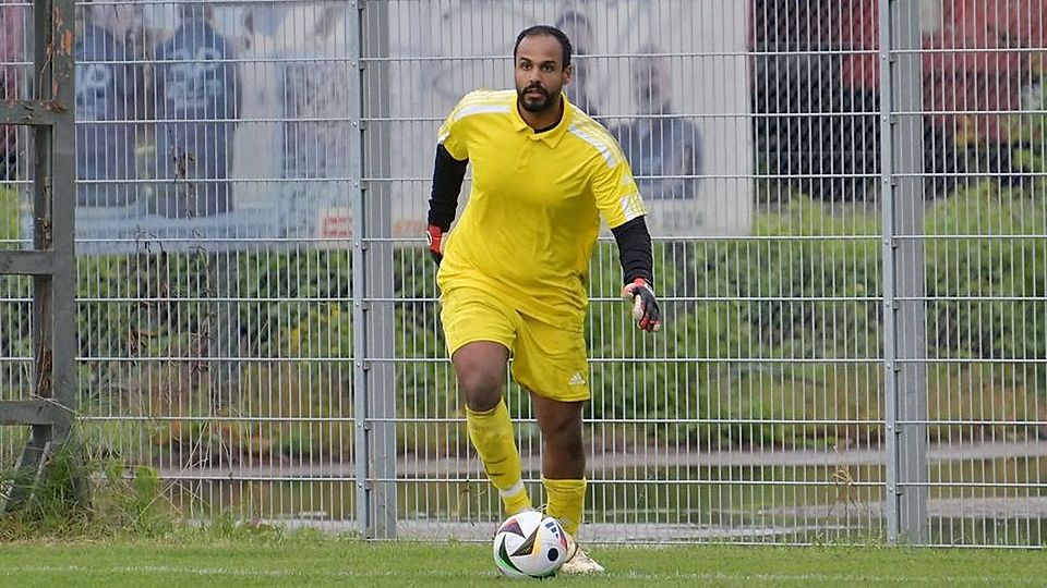 Traf aus einer Mega-Distanz: Torwart Samy Liepold vom ESV Regensburg.