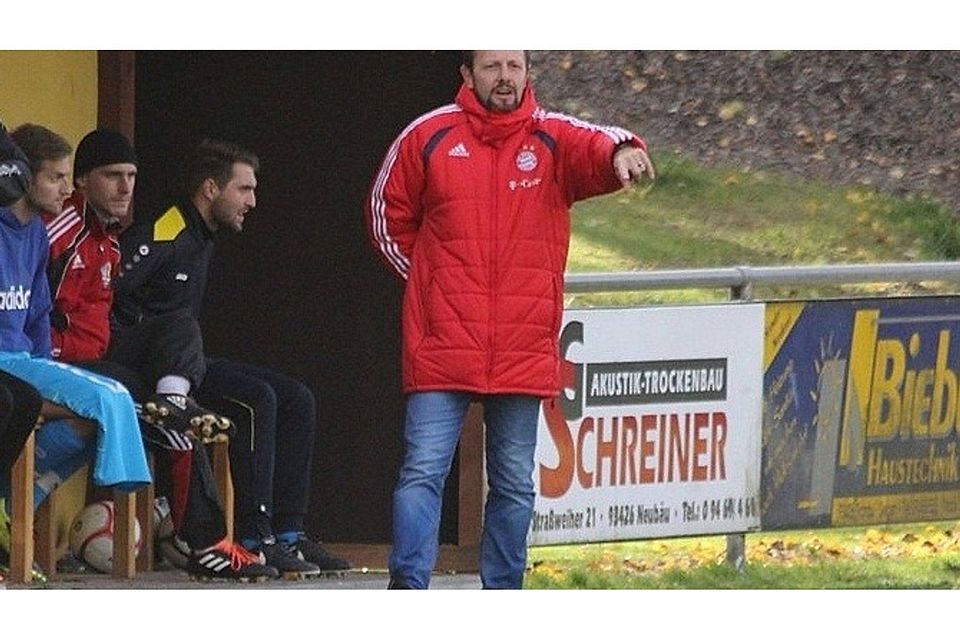 Neubäus Trainer Adi Götz war sehr zufrieden mit der Leistung seiner Truppe   Foto: Mühlbauer