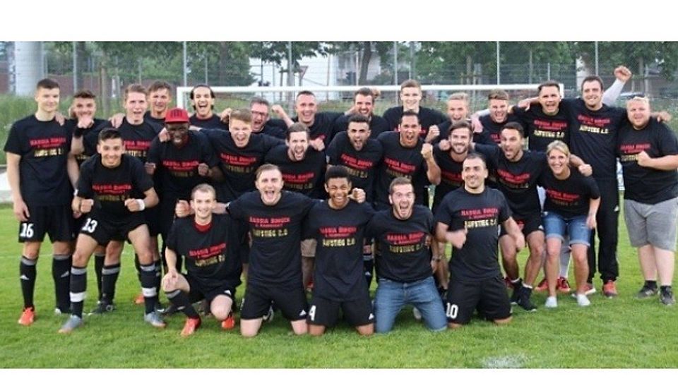 A-Klasse, wir kommen: Die Kicker von Hassia Bingen II feiern nach dem Sieg über Marienborn in den passenden Shirts den Aufstieg.	Foto: Edgar Daudistel