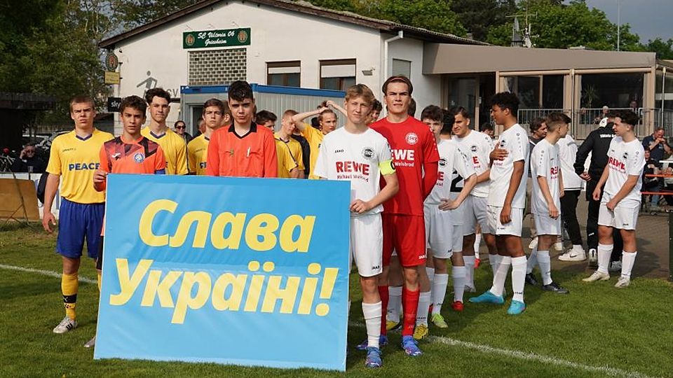 Gemeinsame Sache: Die B-Jugend-Kicker von Viktoria Griesheim (in weiß) und von Dynamo Kiew.	Foto: Thomas Zöller