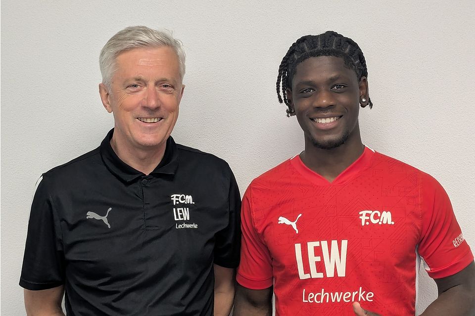 Neuzugang Mohamed Fofanah (re.) mit FCM-Manager Esad Kahric Neuzugang Mohamed Fofanah (re.) mit FCM-Manager Esad Kahric