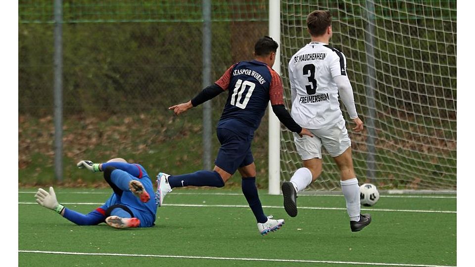 Und drin ist der Ball: Ataspor Worms‘ zweifacher Torschütze Renato Silva (Nummer 10) versenkt den Ball im Netz und hebt jubelnd die Arme.	Foto: Christine Dirigo/pakalski-press