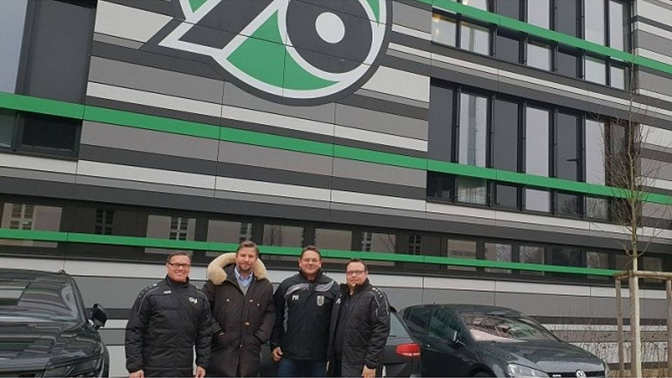 Beim Besuch in Hannover: (v. li.) Gigi Endlmaier, Ex-Profi Michael Tarnat, Peter Hanrieder und Florian Uffinger. TSV Eching 