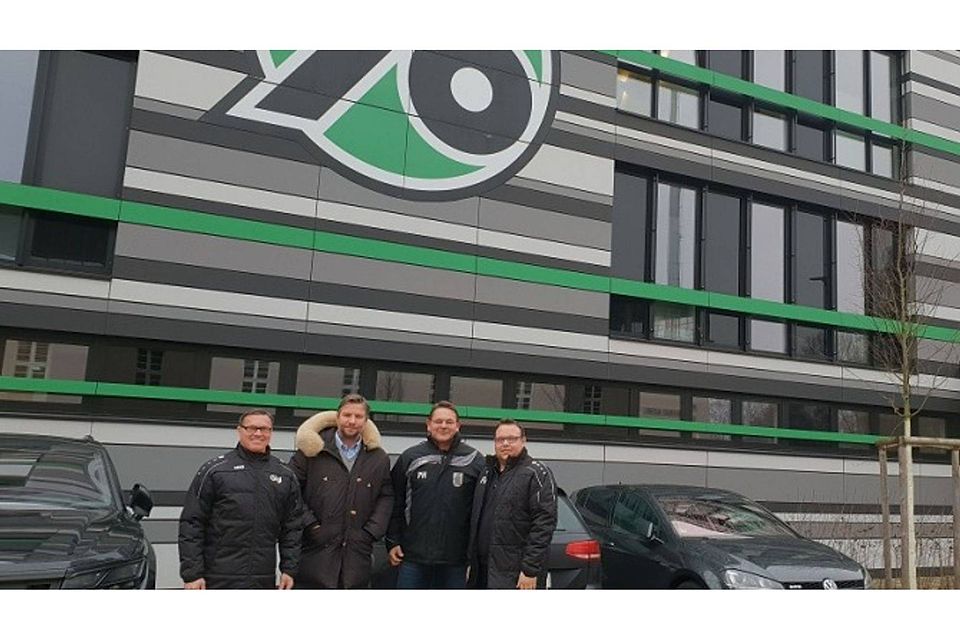 Beim Besuch in Hannover: (v. li.) Gigi Endlmaier, Ex-Profi Michael Tarnat, Peter Hanrieder und Florian Uffinger. TSV Eching 