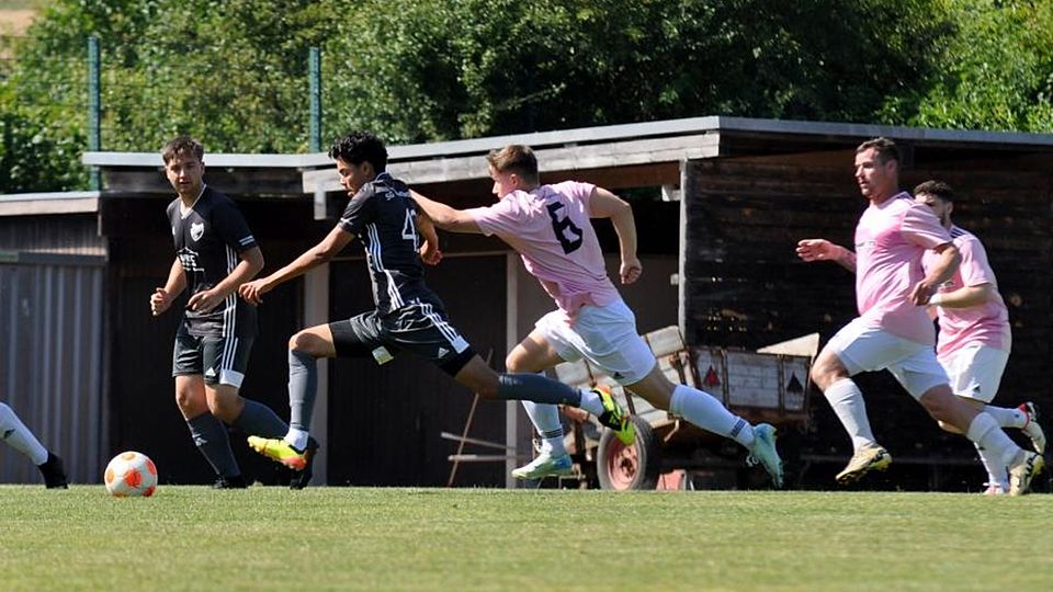 Unaufhaltsam zum 2:0: SGG-Kicker Leo Heymer (am Ball) lässt sich auch von Fürfelds Nils Themann (6) nicht aufhalten.	Foto: Heidi Sturm