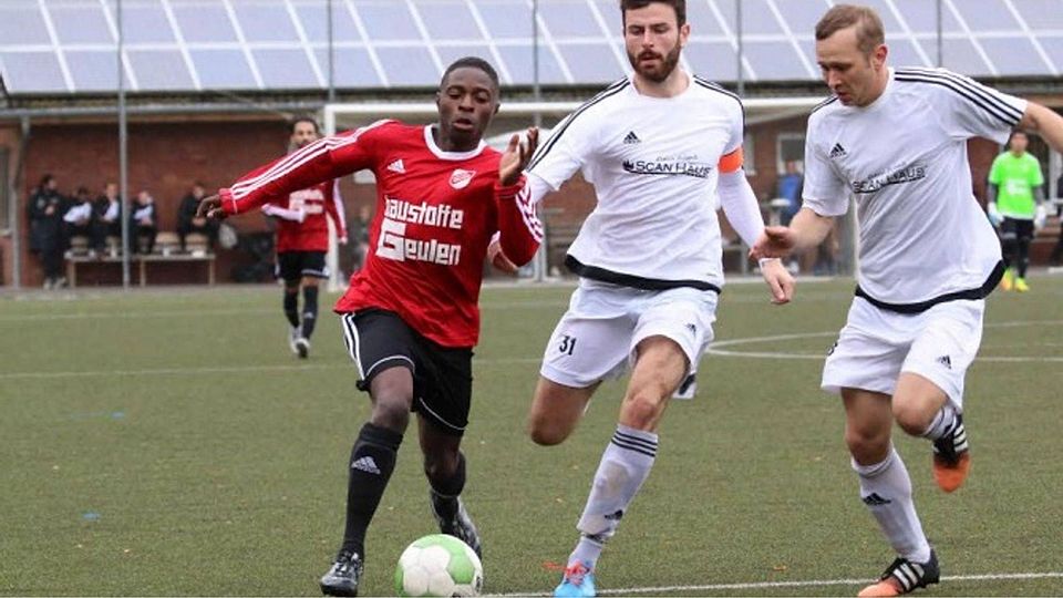 Dem Geschehen meist hinterher liefen die Nierfelder, hier Kapitän Andreas Weiler (M.) und Paul Rawicki, nach der Pause. Foto: Brackhagen