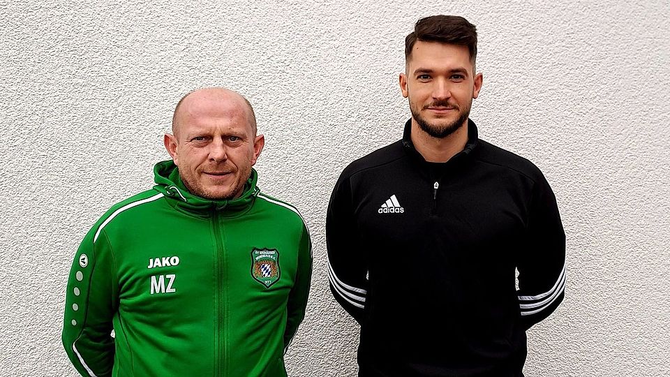 Abteilungsleiter Markus Zimmer (l.) stellt Marin Marinov als neuen Spielertrainer in Erzhäuser vor.