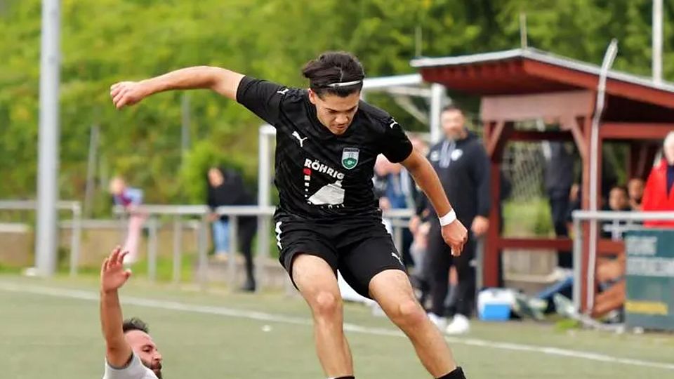 Emirhan Efe (hier im Zweikampf mit dem Lörzenbacher Firat Marankoz) zählt zu den Dauerbrennern beim FC Starkenburgia Heppenheim, auch gegen Spitzenreiter Tvgg stand der Offensivspieler wieder in der Startelf von Trainer Christian Schmitt.