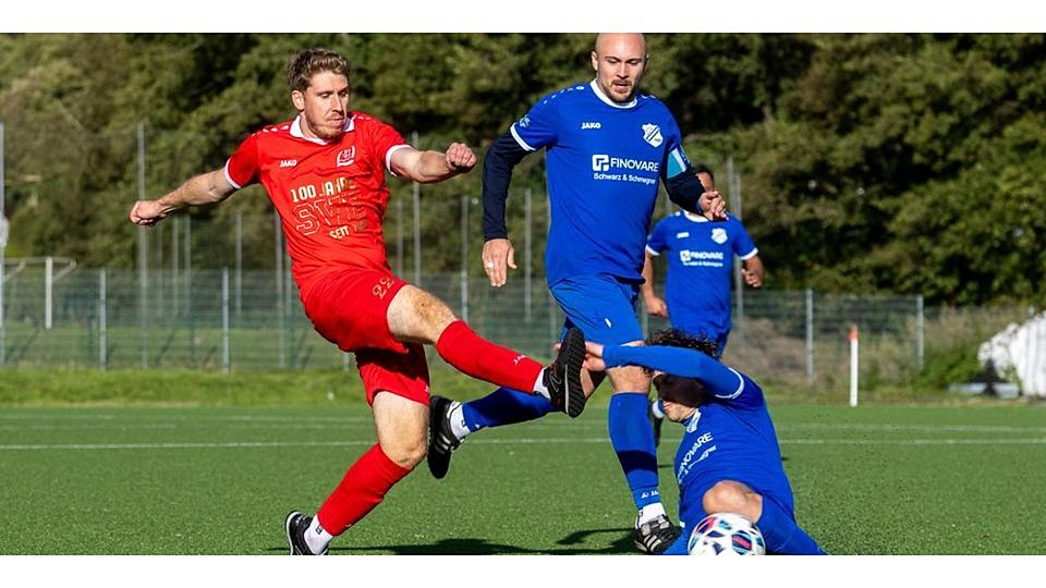 Marcel Hild (Eisemroth) zieht ab, Langenaubachs Andreas Gerlitz kommt zu spät: 3:1. Eine denkwürdige zweite Halbzeit mit zehn Treffern führte zum 6:5 des SV Eisemroth gegen Langenaubach in der A-Liga Dillenburg. © Lars Hinter