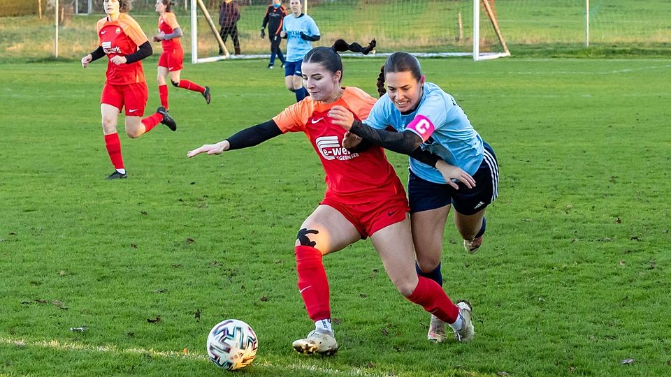 „Starke Vorbilder motivieren“: Für Lea Paulus (l.), Kapitänin des TSV Otterfing, sollte Frauenfußball auf allen Ebenen gleich behandelt werde – vor allem in kleineren Vereinen.