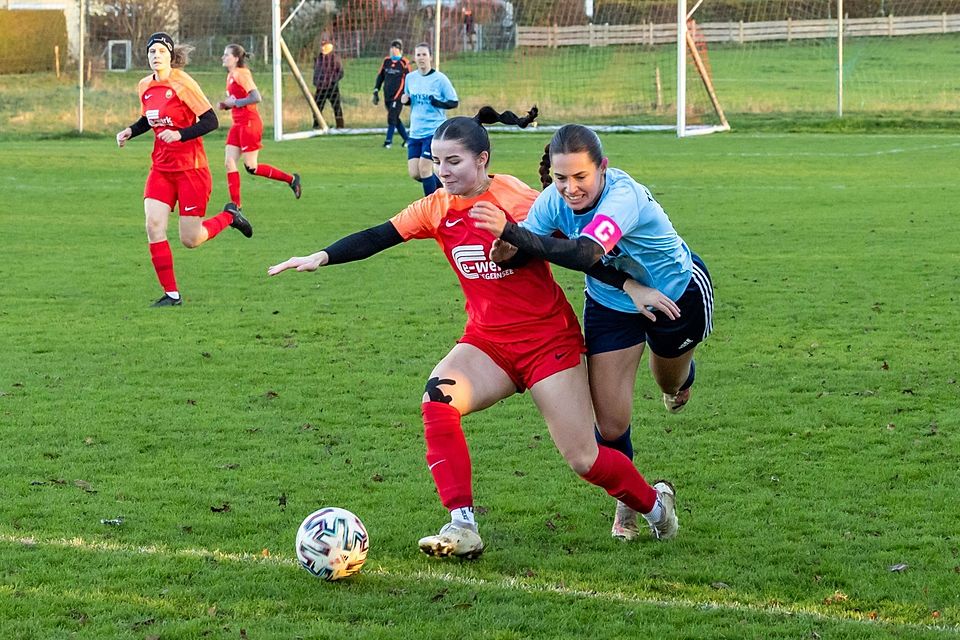 „Starke Vorbilder motivieren“: Für Lea Paulus (l.), Kapitänin des TSV Otterfing, sollte Frauenfußball auf allen Ebenen gleich behandelt werde – vor allem in kleineren Vereinen. „Starke Vorbilder motivieren“: Für Lea Paulus (l.), Kapitänin des TSV Otterfing, sollte Frauenfußball auf allen Ebenen gleich behandelt werde – vor allem in kleineren Vereinen.