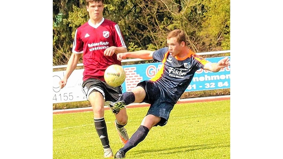 Artistische Schusshaltung vom Büchener Torschützen Thore Kuchlenz. Thies Früchting vom TSV Berkenthin kommt einen Schritt zu spät. Lekien