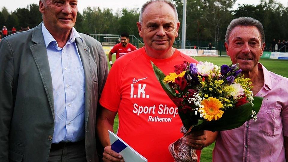 Ingo Kahlisch (m.) erhielt vor dem Regionalligaspiel am Mittwoch die Auszeichnung des NOFV.
