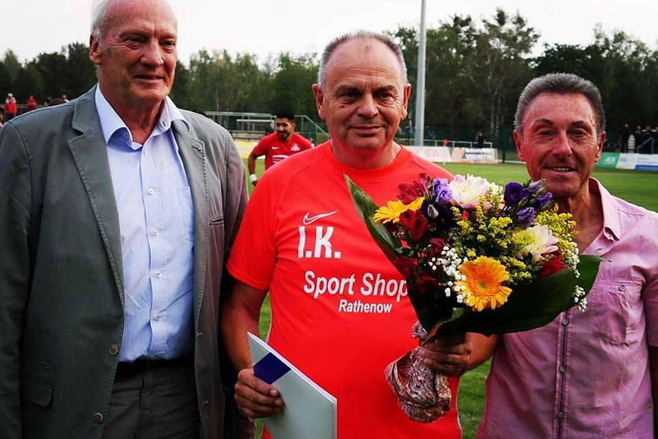 Ingo Kahlisch (m.) erhielt vor dem Regionalligaspiel am Mittwoch die Auszeichnung des NOFV.
