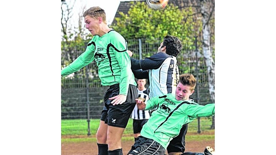 In die Zange nahmen Spieler des SV Niederzier einen Schwarz-Weißen.