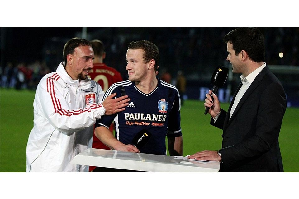 Guter Mann! Selbst Fußball-Star Franck Ribéry lobte die Qualitäten von Christian Brandl, als der Kirchdorfer 2011 mit einem Niederbayern-Team gegen die Profis des FC Bayern antrat (Ergebnis 1:13).  Foto: Archiv