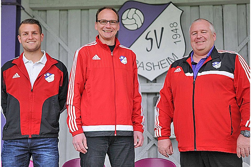 Neuer Trainer in Grasheim: Patrick Fröhlich (links) und Werner Müller (rechts) präsentierten Christian Bolzer.  Foto: Roland Geier