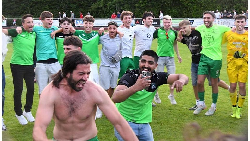 Viel zu feiern hat in diesen Wochen der SV DJK Viktoria Dieburg. Vorne links: Hasan Salo, mit 18 Toren bester Schütze des Vereins in der abgelaufenen A-Liga-Saison. Hinten links: Vorsitzender Steffen Huchstedt. 	Foto: Jens Dörr