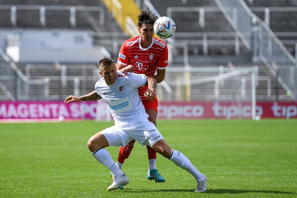 Türkgücüs Maxi Berwein (v.) verletzte sich nach einem Zweikampf mit Bayerns Antonio Tikvić.