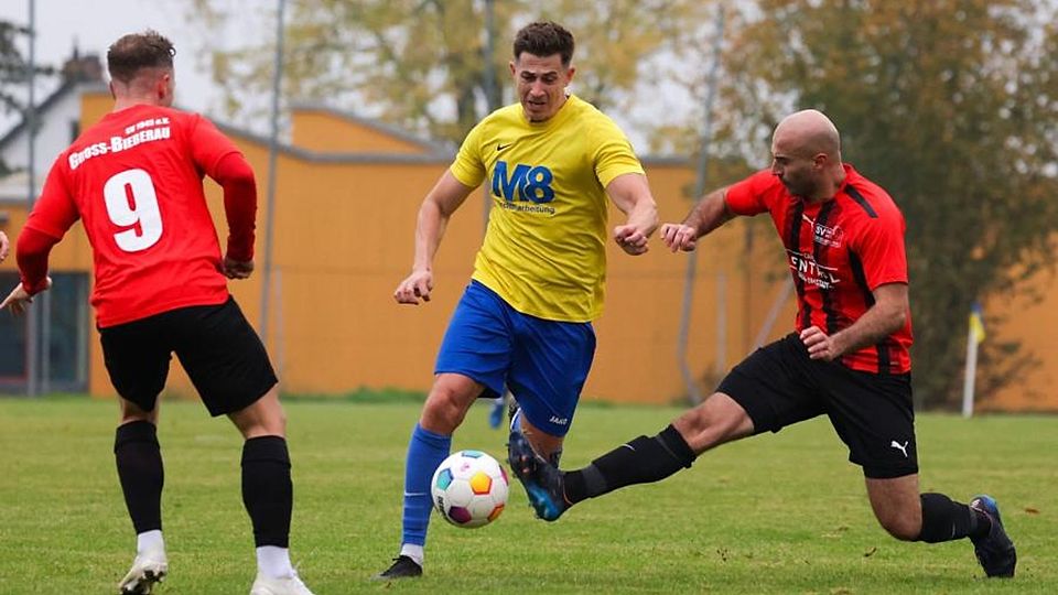 Adrian Postall (Mitte, hier in einem früheren Spiel) brachte die SG Langstadt/Babenhausen zwar in Führung. Am Ende stand in der Fußball-Verbandsliga aber eine Niederlage in Unter-Flockenbach. (Archiv)	Foto: Joaquim Ferreira