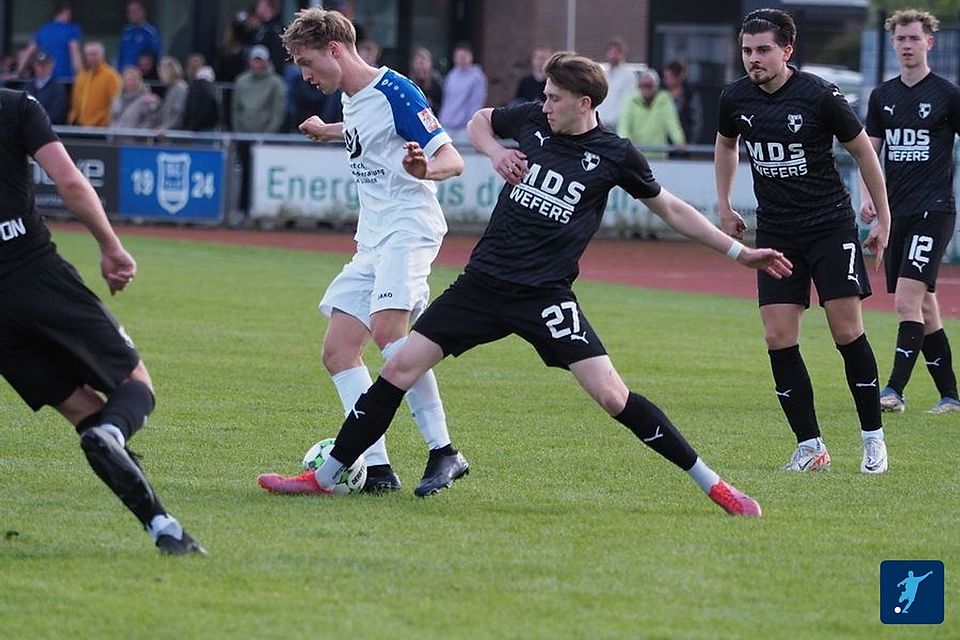 Die SpVg Emsdetten (in schwarz) konnte das Topspiel gegen den Verfolger SC Münster 08 mit 2:0 gewinnen und hat nun acht Punkte Vorsprung