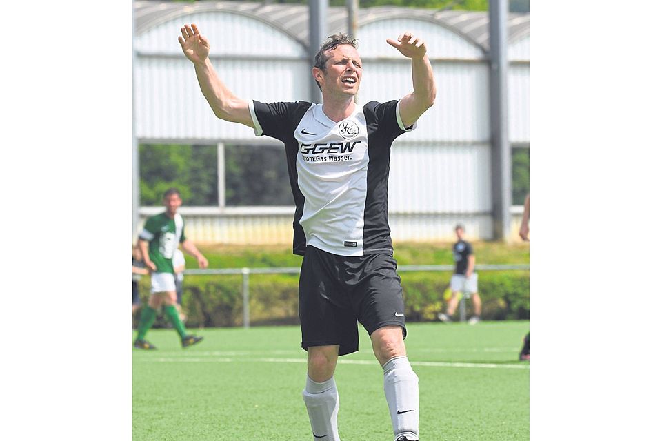 Typisch Daniel Nischwitz: Auch mit 40 Jahren kann sich der Stürmer manchmal noch über Gott und die Welt aufregen. Foto: Sascha Lotz