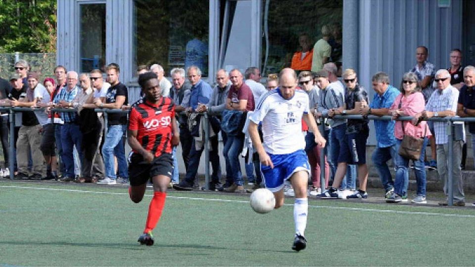 Der 3:2-Derbysieg vor großer Kulisse an der Bachstraße war für Germania Eicherscheid sicherlich eines der Highlights der Hinrunde. Hier wird Germane Daniel Krott vom Roetgener Manuel Antonio Mukoko verfolgt. Links Eicherscheids Marius Henk.  Foto: Heiner Schepp
