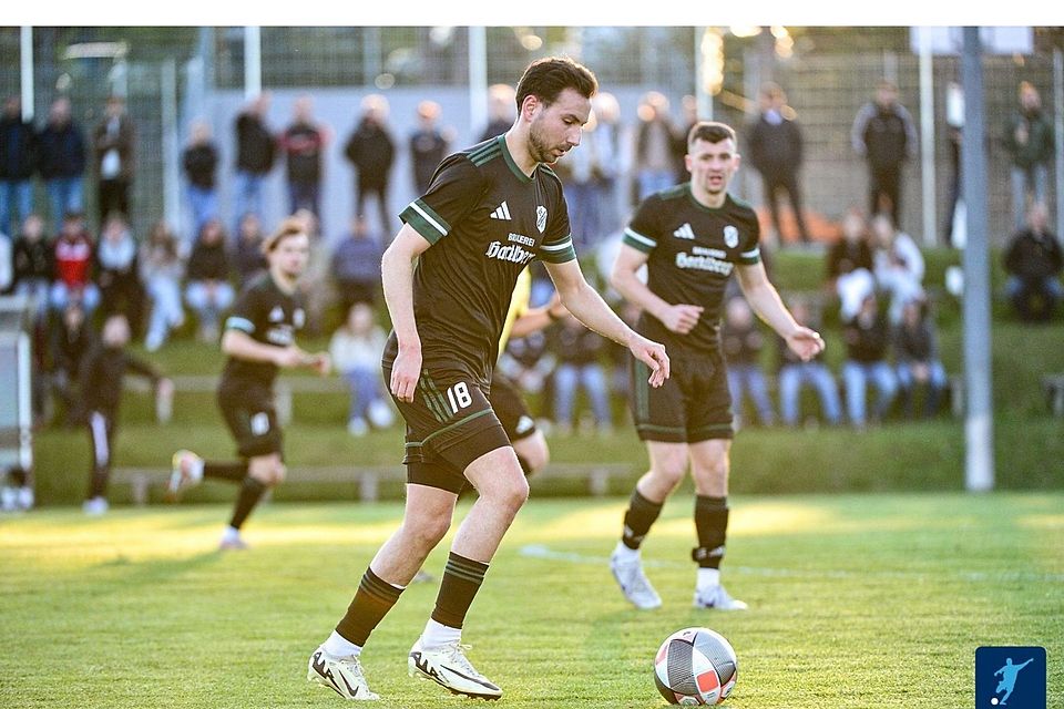 Der SV Hutthurm um Marco Baumgartner (am Ball) hofft auf ein Happy End einer komplizierten Saison 