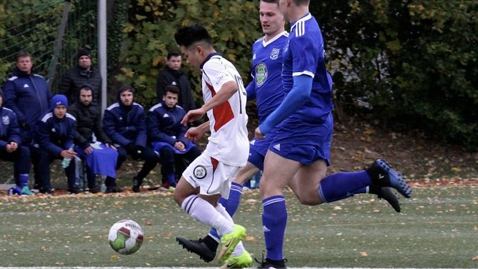 Basaras Daisuke Fukuhara (links) setzt sich gegen Tilmann Stenger (Mitte) und Luca Scherer von der TSG durch.	Foto: hbz/Jörg Henkel