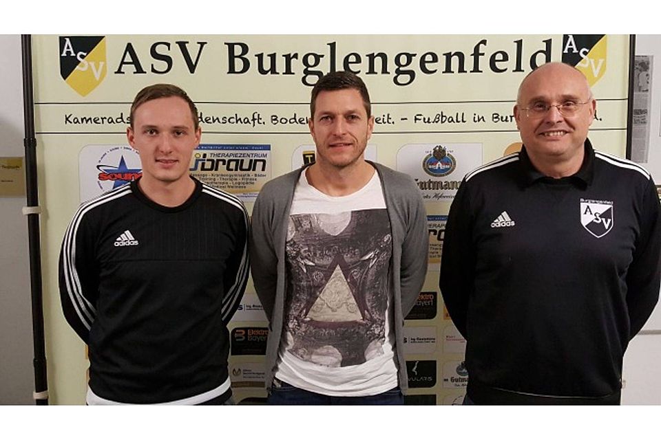 Freuen sich auf die Zusammenarbeit mit Andre Schille (Mitte): Abteilungsleiter Werner Besenhard (r.) und Mario Götzfried, Spielführer der 2. Mannschaft. Foto: ASV