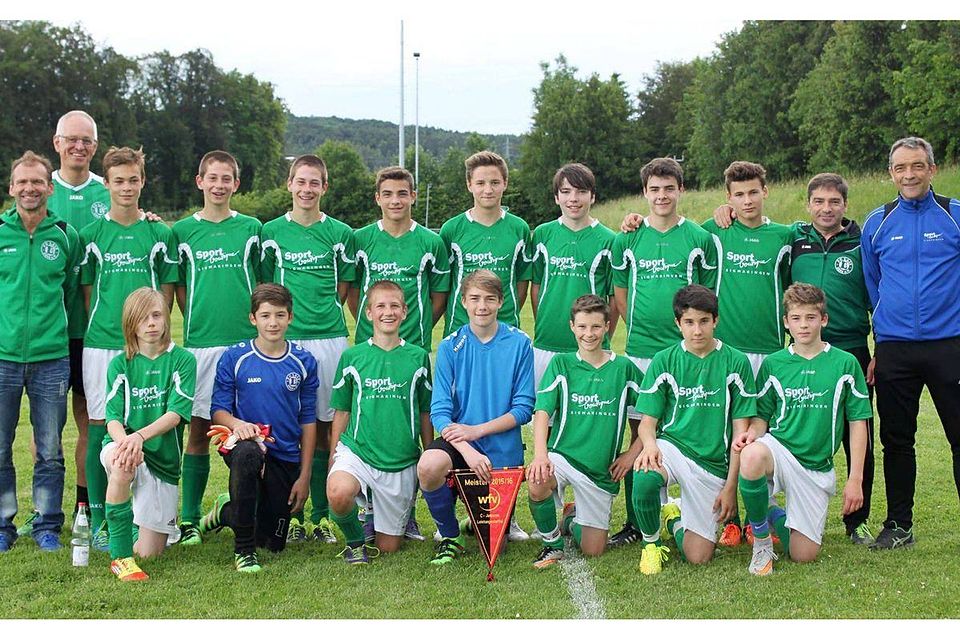 Das C-Jugend-Meisterteam der SGM Laiz/Krauchenwies/Hausen/FC 99 spielt in der kommenden Saison in der Bezirksstaffel. Viele der talentierten Kicker gehören zum jüngeren C-Juniorenjahrgang und dürfen in der nächsten Spielzeit nochmal in dieser Altersklasse ran.  Foto: Verein