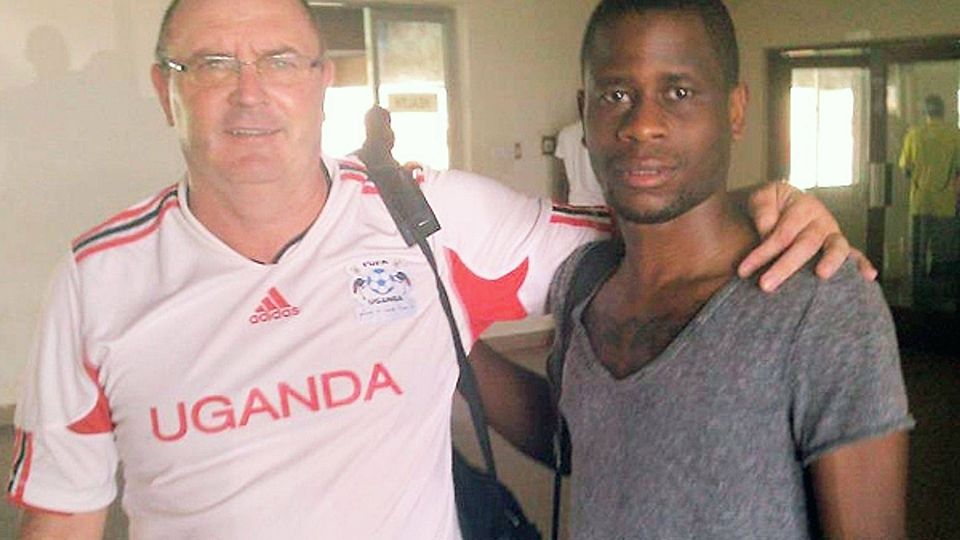 Sidi Hertl (re.) mit Ugandas Nationaltrainer Bobby Williamson. F: Hertl