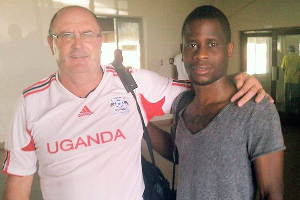 Sidi Hertl (re.) mit Ugandas Nationaltrainer Bobby Williamson. F: Hertl