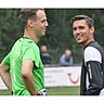 Kennen sich aus gemeinsamen Jugendtagen: Benjamin Seidel (links), inzwischen beim FC Affing, und Meitingens Fabian Wolf beim Plausch.  Foto: Karin Tautz