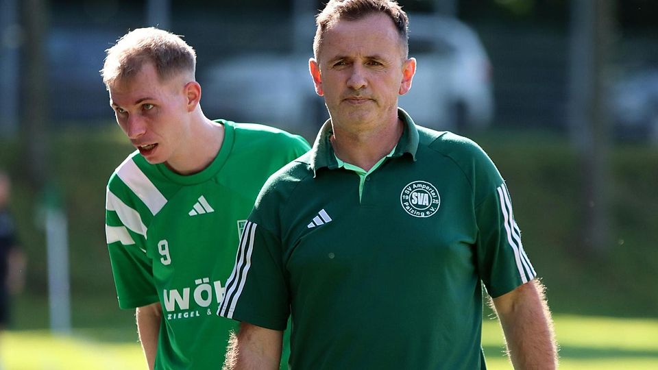 Coach Enes Mehmedovic (r.) und Angreifer Andre Bauer vom SVA Palzing