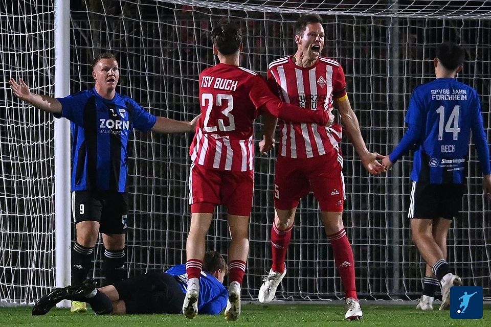 Darf der TSV Nürnberg-Buch (in rot) am Wochenende endlich wieder jubeln?