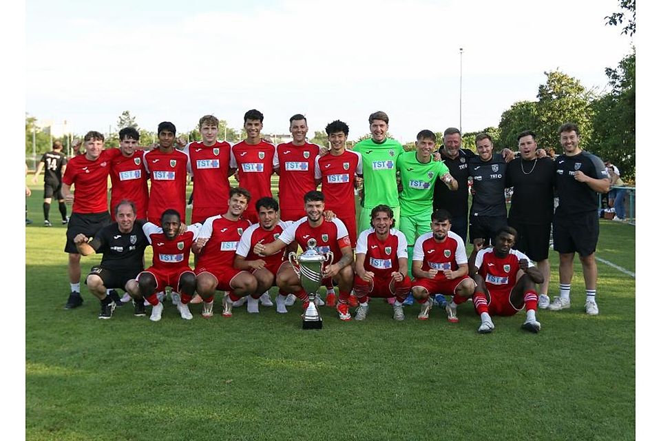 Der erste Erfolg unter Neu-Trainer Björn Weisenborn (stehend, 3.v.r.): Wormatia Worms II gewann die Stadtmeisterschaft.	Foto: Christine Dirigo / pakalski-press