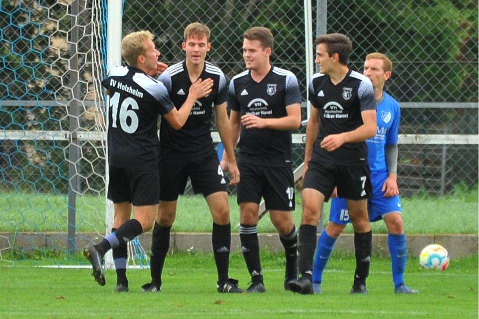 Holzheims Julian Rupp (Zweiter von links) durfte sich über die Glückwünsche zu seinem Treffer gegen den FSV Reimlingen freuen.