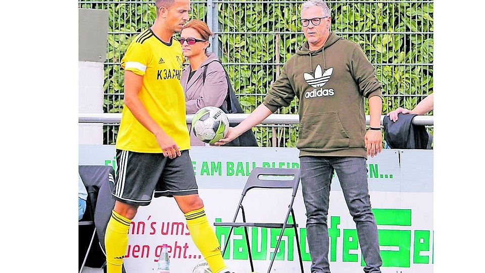 Ungewisse Zukunft bei Hertha Walheim: Denis Pozder (links) und Trainer Mirko Braun müssen auf Aufwandsentschädigungen verzichten.
