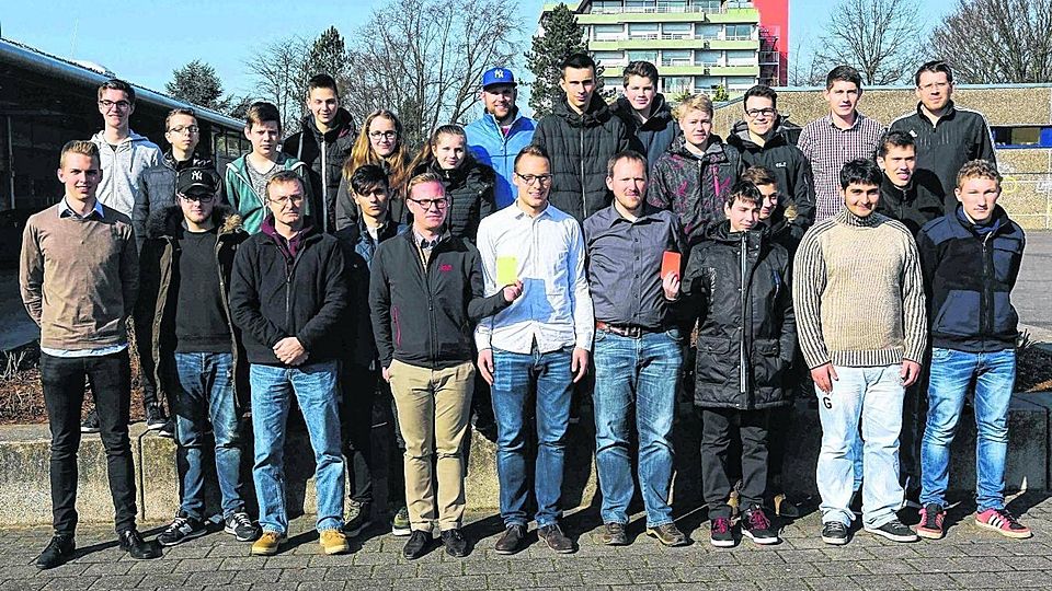 Der Umgang mit Gelb und Rot funktioniert schon: die neuen Schiedsrichter im Fußballkreis Heinsberg und ihre ?Lehrmeister?. Foto: Royal