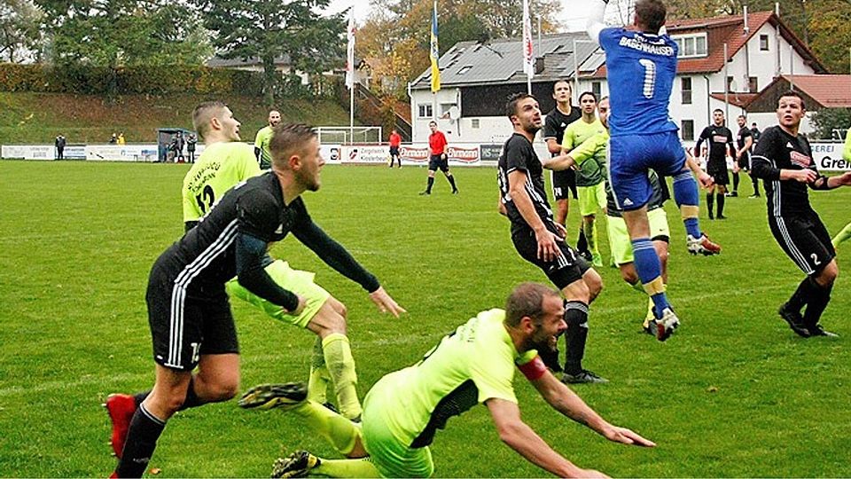 Einen Ausrutscher leistete sich Türkgücü Königsbrunn: Beim TSV Babenhausen gab es die zweite Saisonniederlage. Im Vordergrund kommt Michael Döhner beim Kopfballversuch zu Fall.  Foto: Hieronymus Schneider