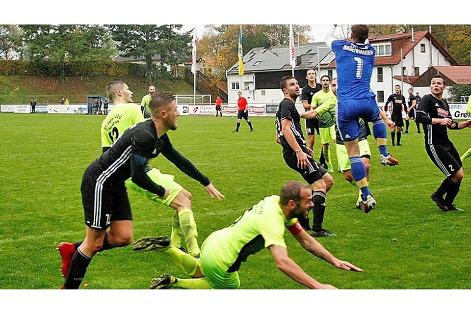 Einen Ausrutscher leistete sich Türkgücü Königsbrunn: Beim TSV Babenhausen gab es die zweite Saisonniederlage. Im Vordergrund kommt Michael Döhner beim Kopfballversuch zu Fall.  Foto: Hieronymus Schneider