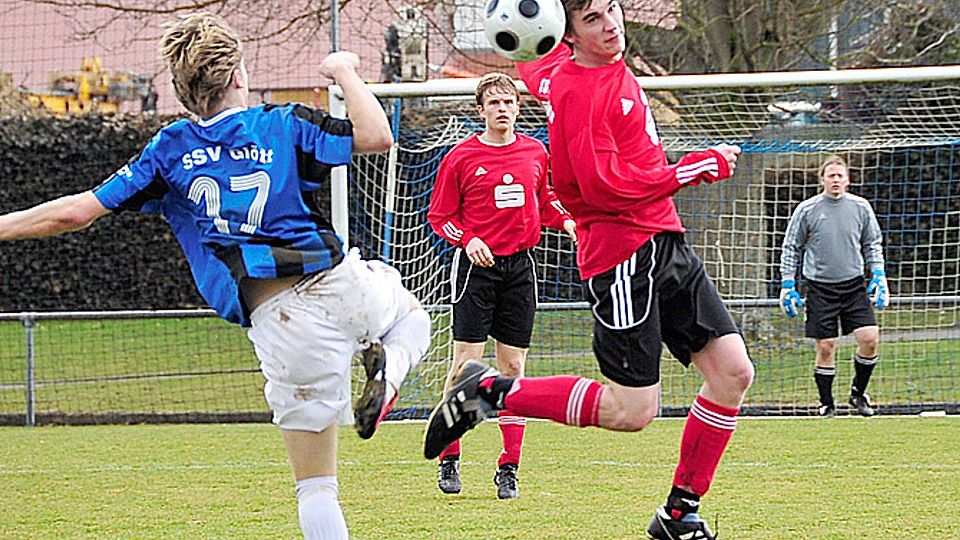 Als Sechser vor der Abwehr ist Patrick Schäferling, hier bei einer Kopfballabwehr, eine der tragenden Säulen im Bissinger Mannschaftsgefüge.		F.: Karl Aumiller