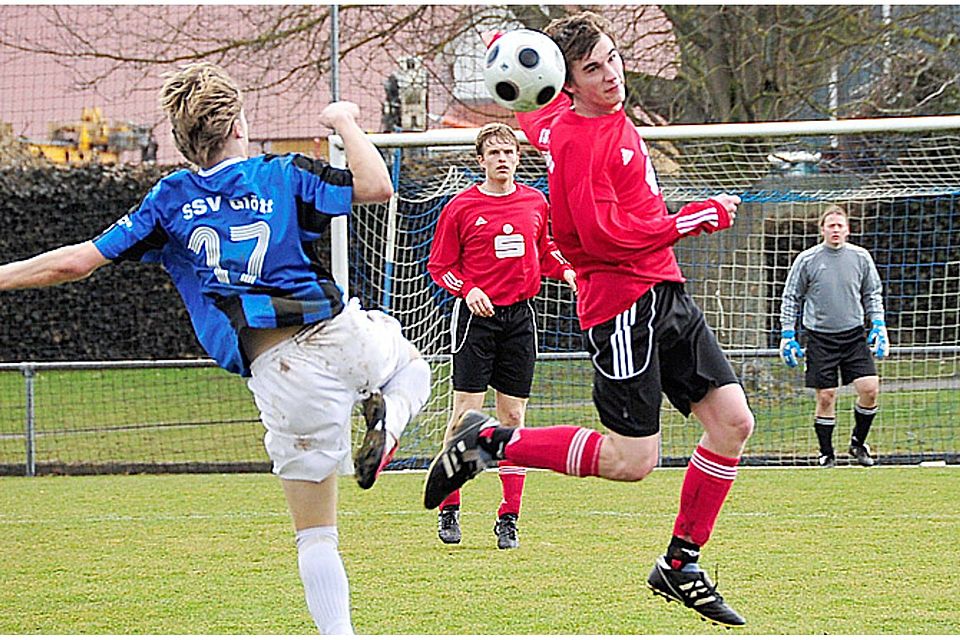 Als Sechser vor der Abwehr ist Patrick Schäferling, hier bei einer Kopfballabwehr, eine der tragenden Säulen im Bissinger Mannschaftsgefüge. F.: Karl Aumiller Als Sechser vor der Abwehr ist Patrick Schäferling, hier bei einer Kopfballabwehr, eine der tragenden Säulen im Bissinger Mannschaftsgefüge. F.: Karl Aumiller
